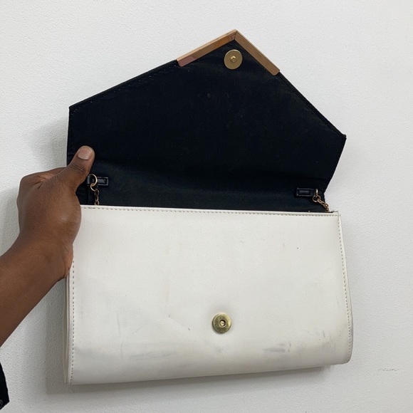 *NWT* Cute black and white Clutch - Picture 3 of 14